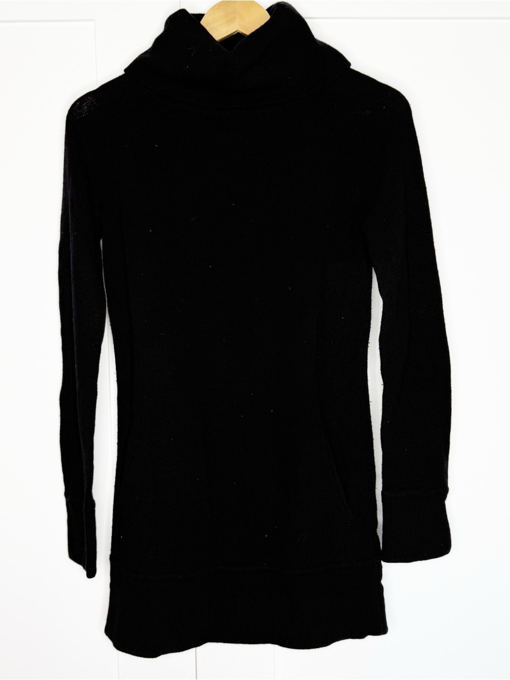 Theory wool cashmere turtleneck sweater medium kangaroo pocket cozy minimalist